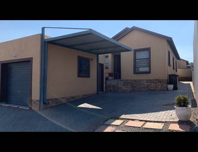 3 BEDROOM HOUSE FOR SALE IN KOSMOSDAL